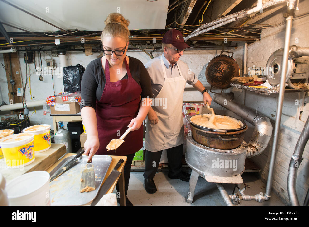 Père et fille faire le chocolat les oeufs de pâques Banque D'Images