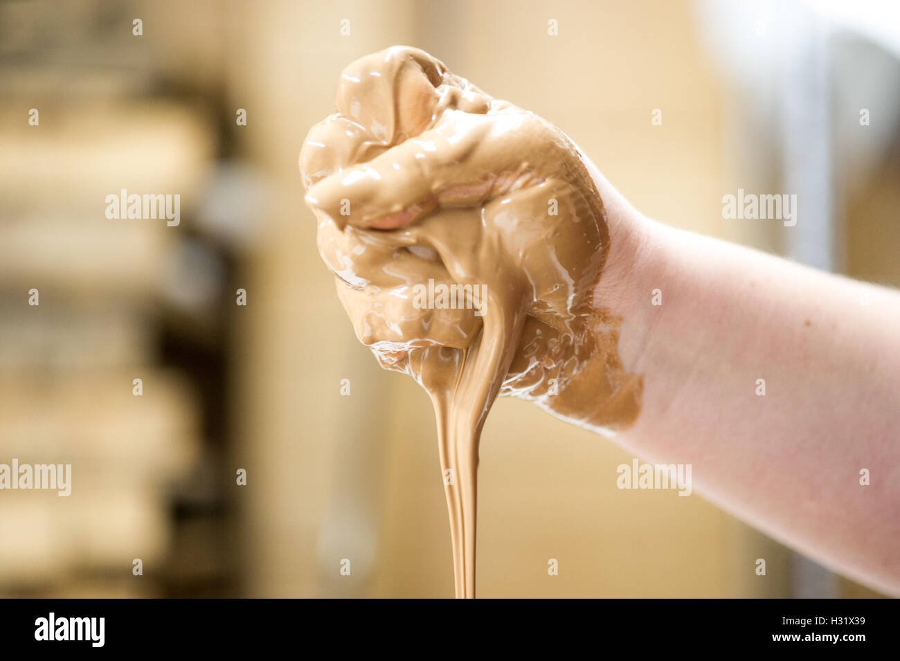 Main couverte de chocolat fondu Banque D'Images