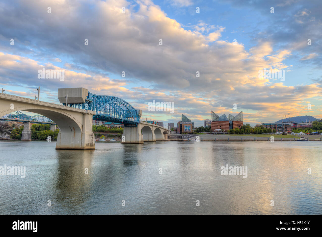 Le chef John Ross (Market Street) bridge et le Tennessee Aquarium sur la rivière Tennessee à Chattanooga, Tennessee. Banque D'Images
