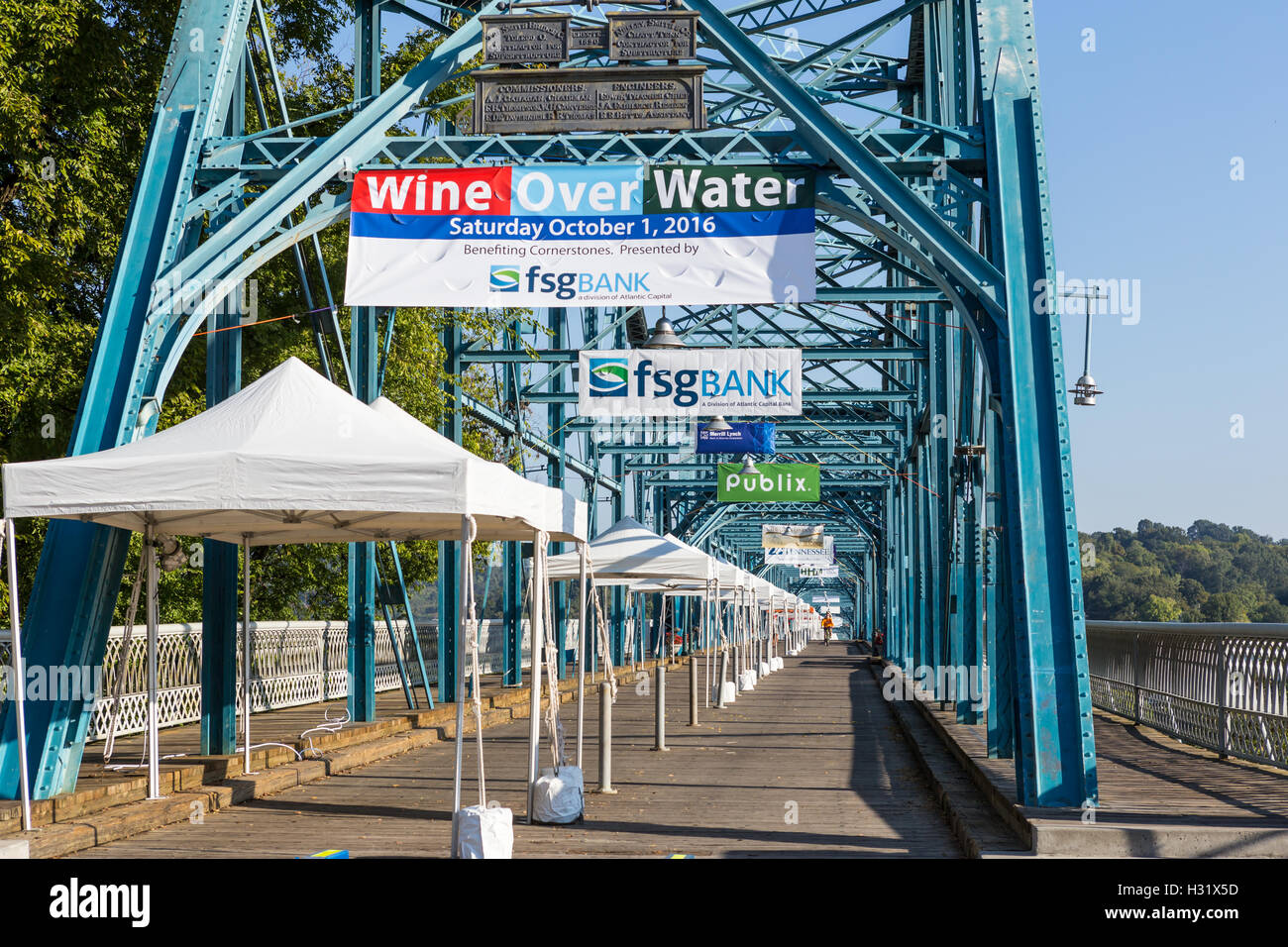 Le pont piétonnier de la rue noyer partiellement mis en place pour le vin au-dessus de l'eau festival de dégustation de vin dans la région de Chattanooga, Tennessee. Banque D'Images