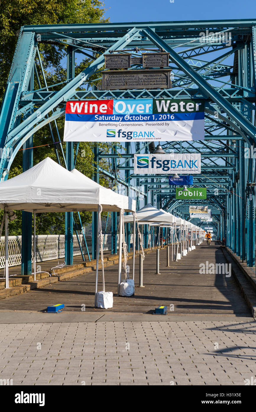 Le pont piétonnier de la rue noyer partiellement mis en place pour le vin au-dessus de l'eau festival de dégustation de vin dans la région de Chattanooga, Tennessee. Banque D'Images