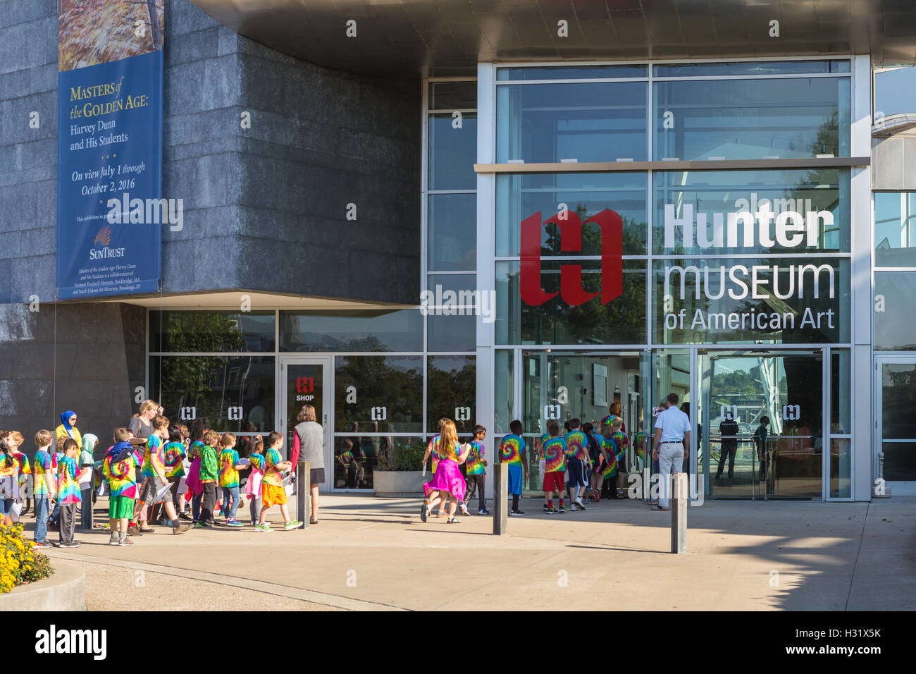 Un groupe d'élèves de niveau primaire sur une sortie scolaire entre dans la Hunter Museum of American Art à Chattanooga, Tennessee. Banque D'Images