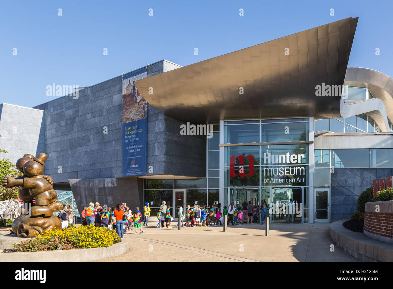 Un groupe d'élèves de niveau primaire sur une sortie scolaire entre dans la Hunter Museum of American Art à Chattanooga, Tennessee. Banque D'Images