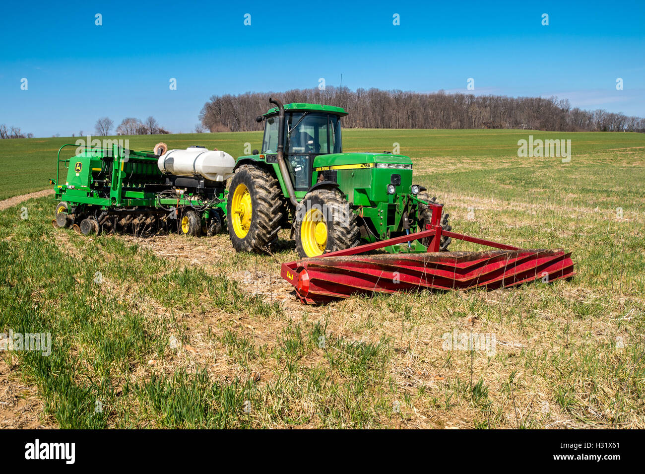 Rouleau à lames sur un tracteur John Deere Banque D'Images