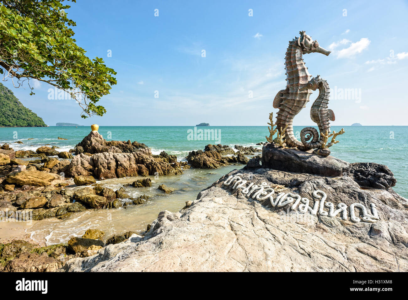 Statue d'hippocampes et Golden Statue Jar sur Mer - Monument à traditionnel accueil séjour village Baan tong tom yai, Chumphon Bauvin Banque D'Images