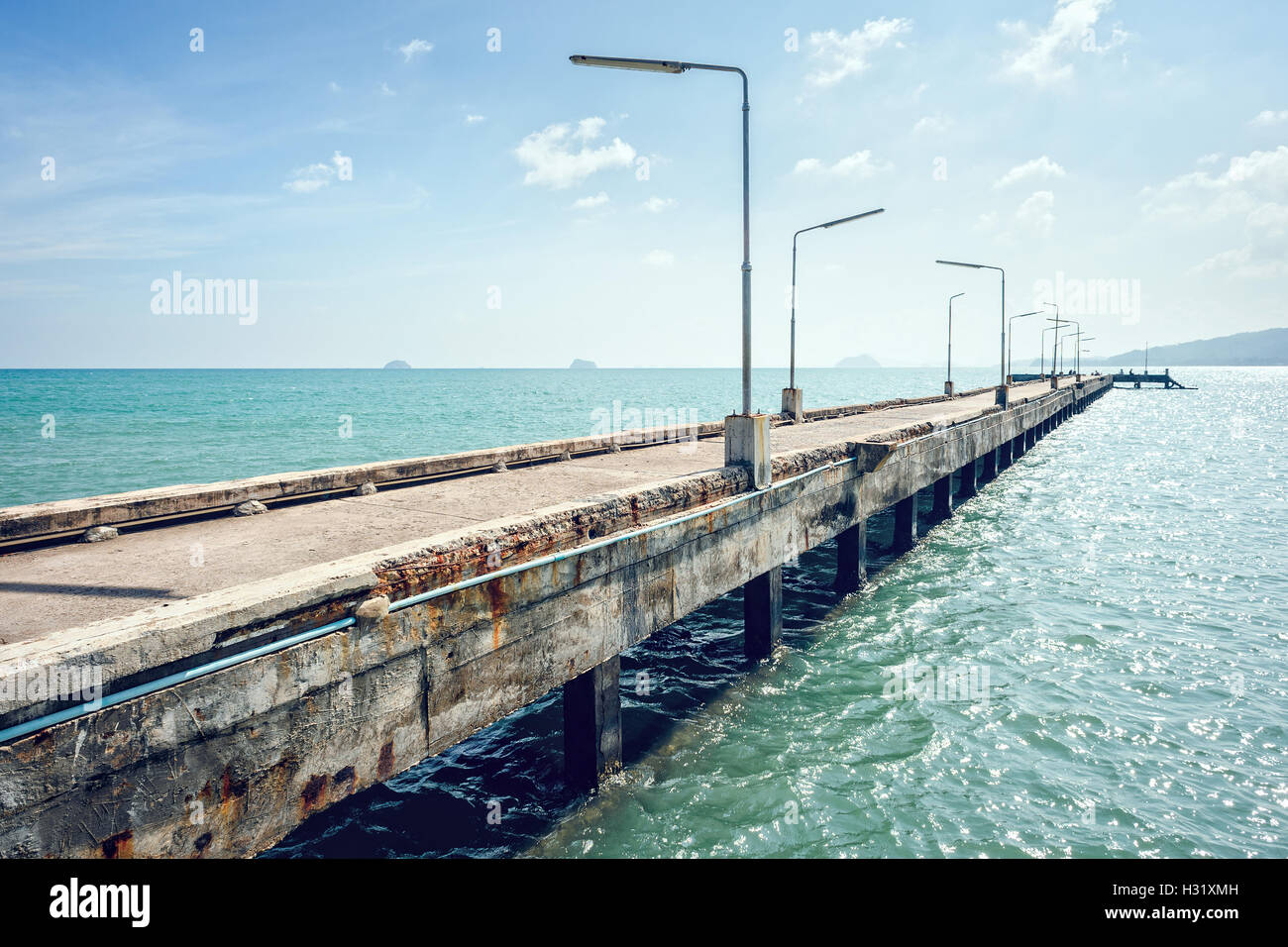 Vieux pont en béton, au port. L'usinage transversal. Banque D'Images