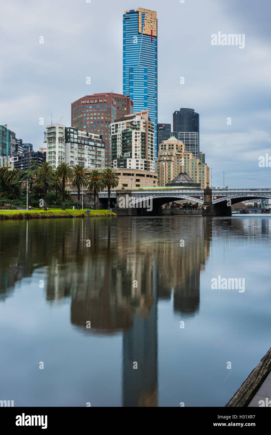 La réflexion des bâtiments dans la rivière Yarra , Central Business District, le centre-ville de Melbourne, Melbourne, Victoria, Australie Banque D'Images