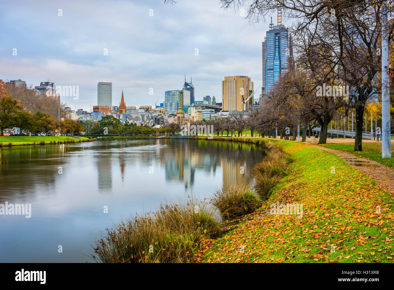 La Rivière Yarra avec ville en arrière-plan, Central Business District, le centre-ville de Melbourne, Melbourne, Victoria, Australie Banque D'Images