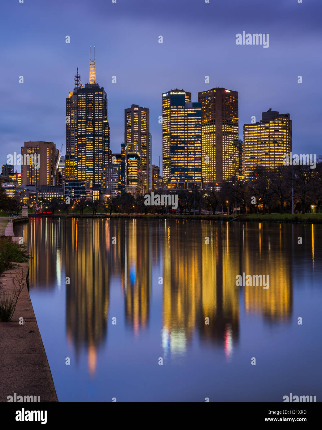 Gratte-ciels qui se reflètent sur la Yarra River, près du quartier central des affaires de Melbourne, Victoria, Australie Banque D'Images