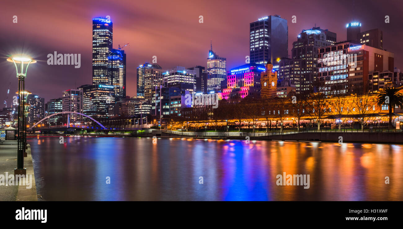 Gratte-ciel éclairé la nuit dans une ville, Central Business District, le centre-ville de Melbourne, Melbourne, Victoria, Australie Banque D'Images