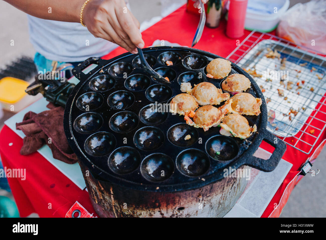 La noix de coco grillée sucrés et salés des petits pains de riz c'est pour le kanom krok mais sometiems ils utilisent la noix de coco gâteau de riz Banque D'Images