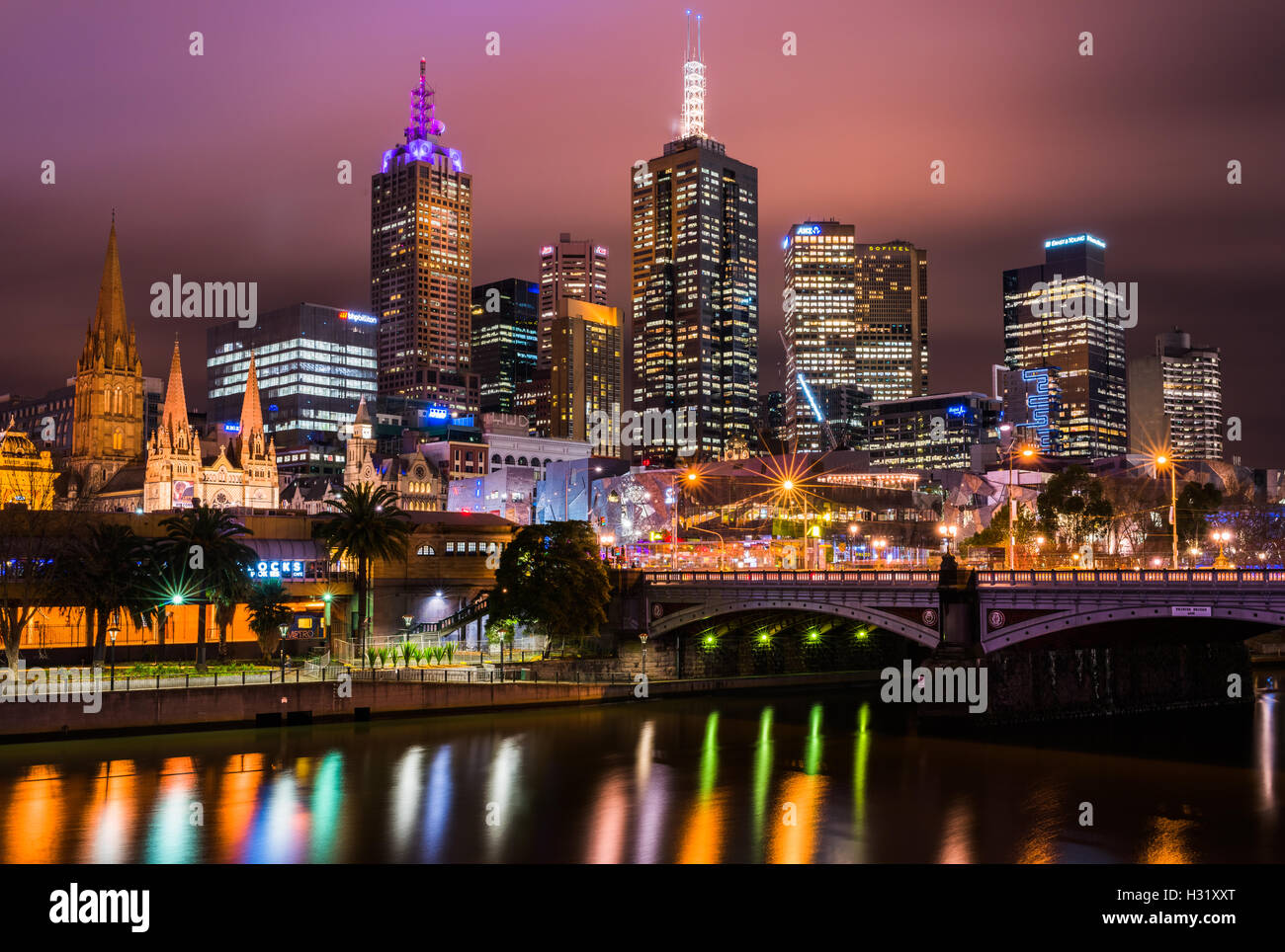Gratte-ciel éclairé la nuit dans une ville, Central Business District, le centre-ville de Melbourne, Melbourne, Victoria, Australie Banque D'Images