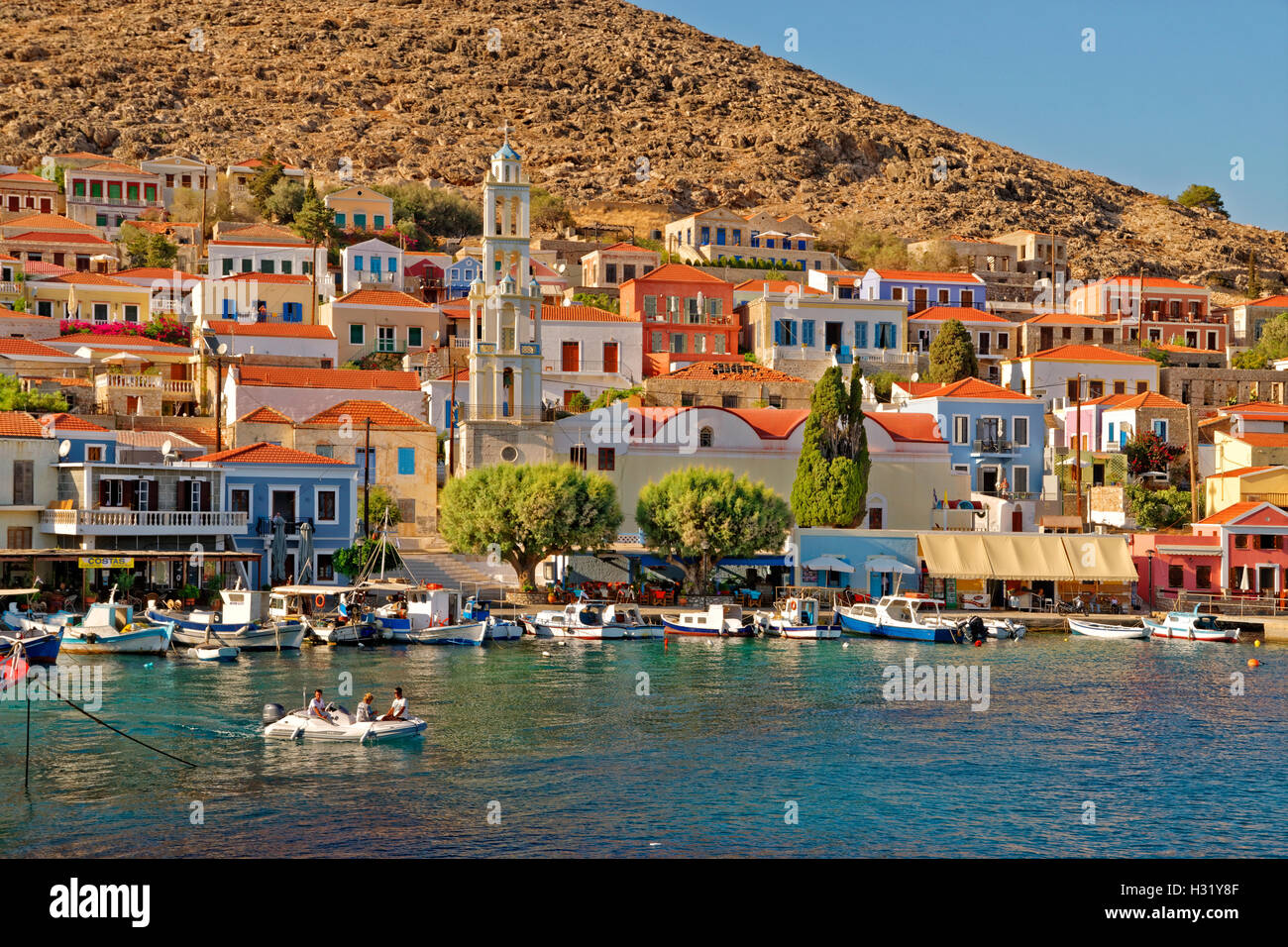 Chalki ville sur l'île grecque de l'île de Chalki située au large de la côte nord de l'île de Rhodes dans le Dodécanèse, Grèce Groupe. Banque D'Images