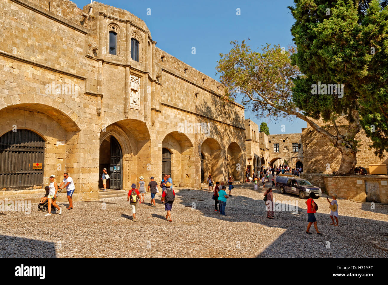 Nouvel hôpital, maintenant un musée, à la vieille ville de Rhodes, l'île de Rhodes, l'île du Dodécanèse, Grèce Groupe. Banque D'Images