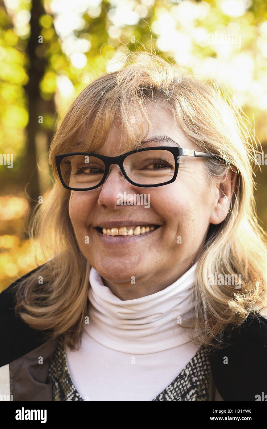 Portrait of mature jolie femme aux cheveux blonds Banque D'Images