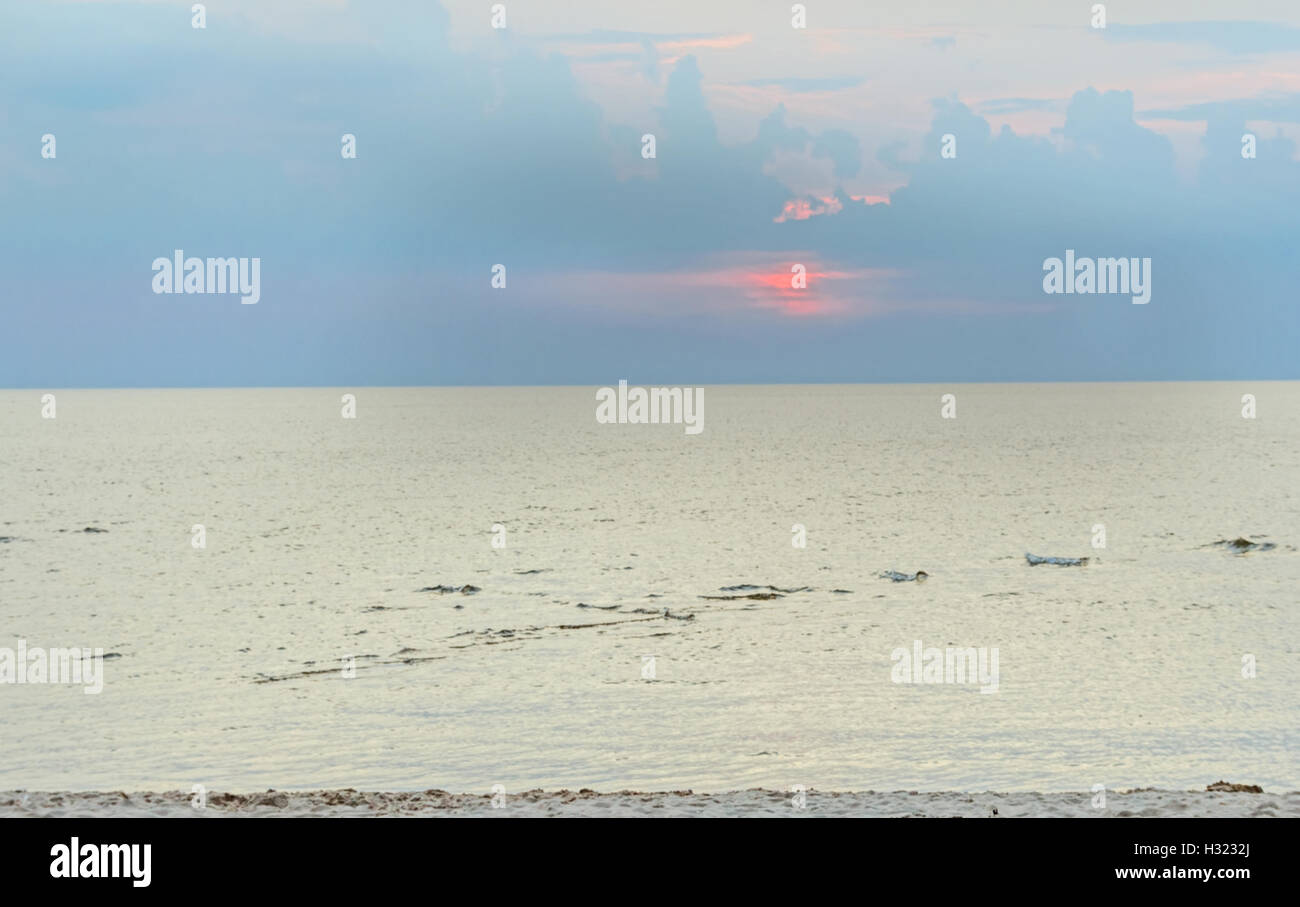 De soleil sur l'horizon de mer à clousy soir Banque D'Images