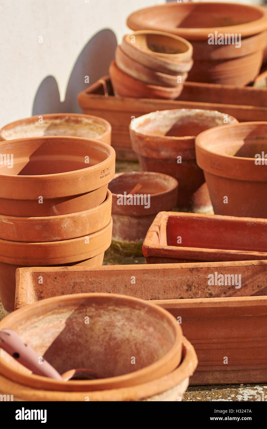 Pots de fleurs dans un jardin d'accueil, Asti, Piémont, Italie Banque D'Images