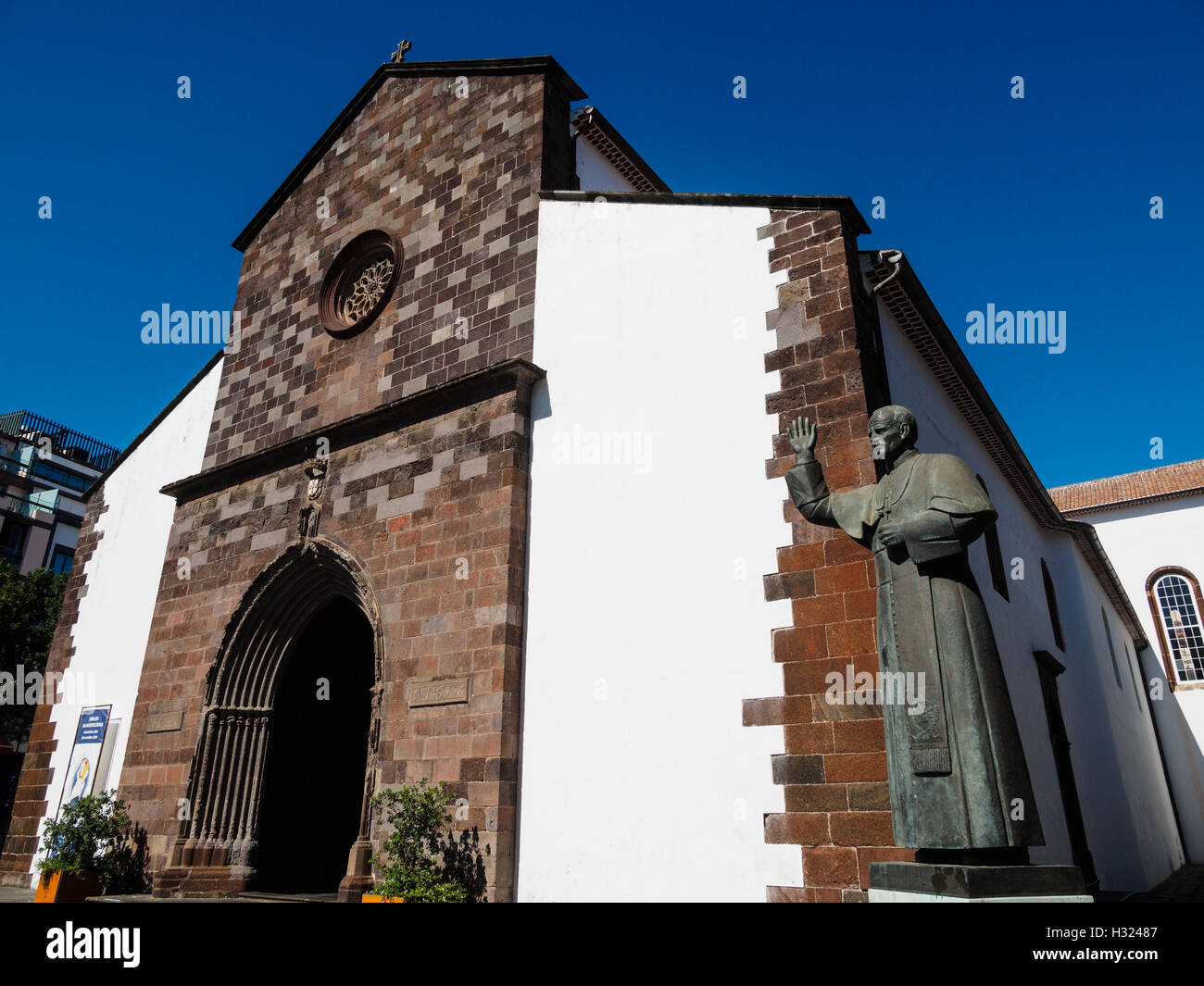 Une statue représentant le Pape Jean-Paul II. se tient juste en face de la cathédrale de Funchal Sé Catedral de Nossa Senhora da Assunção Banque D'Images