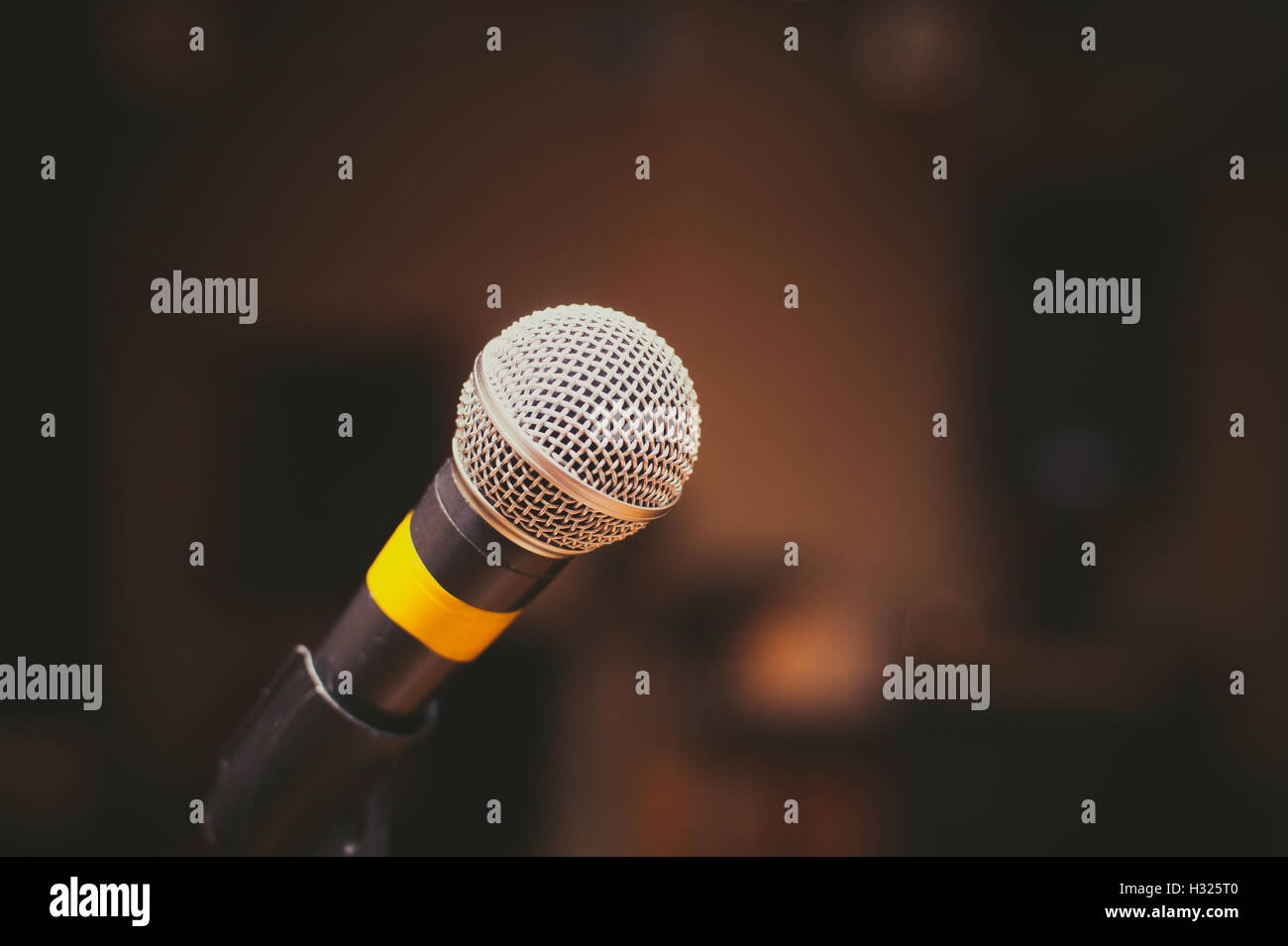 Microphone close up en studio de musique, hors focus scène sombre en arrière-plan Banque D'Images