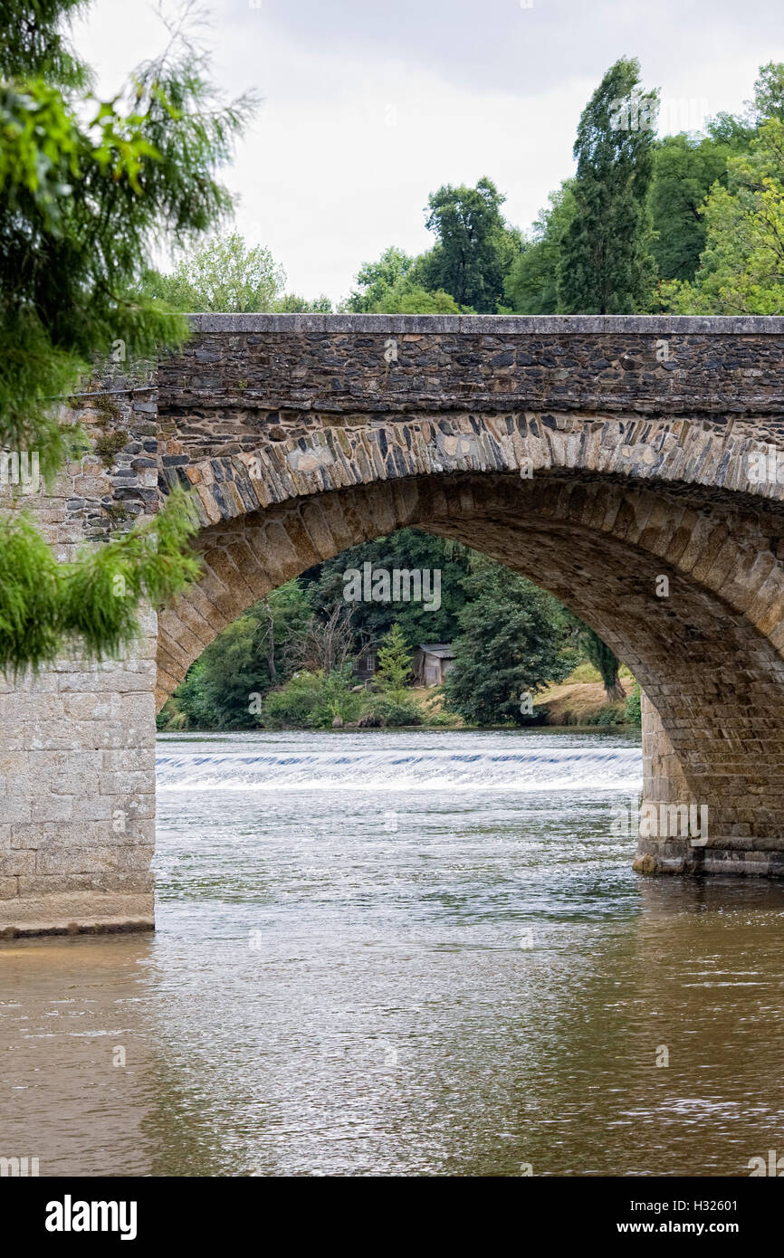 Pont de Notre-Dame de l'autre côté de la rivière Vienne à St Junien, Limousin, France. Banque D'Images