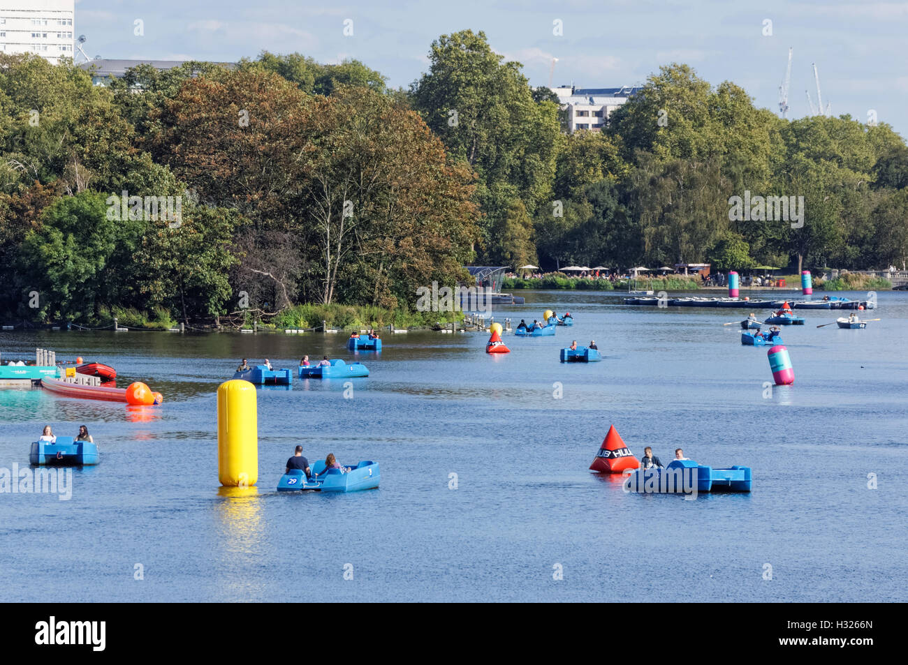 Bateaux sur le lac Serpentine, à Hyde Park, Londres Angleterre Royaume-Uni UK Banque D'Images