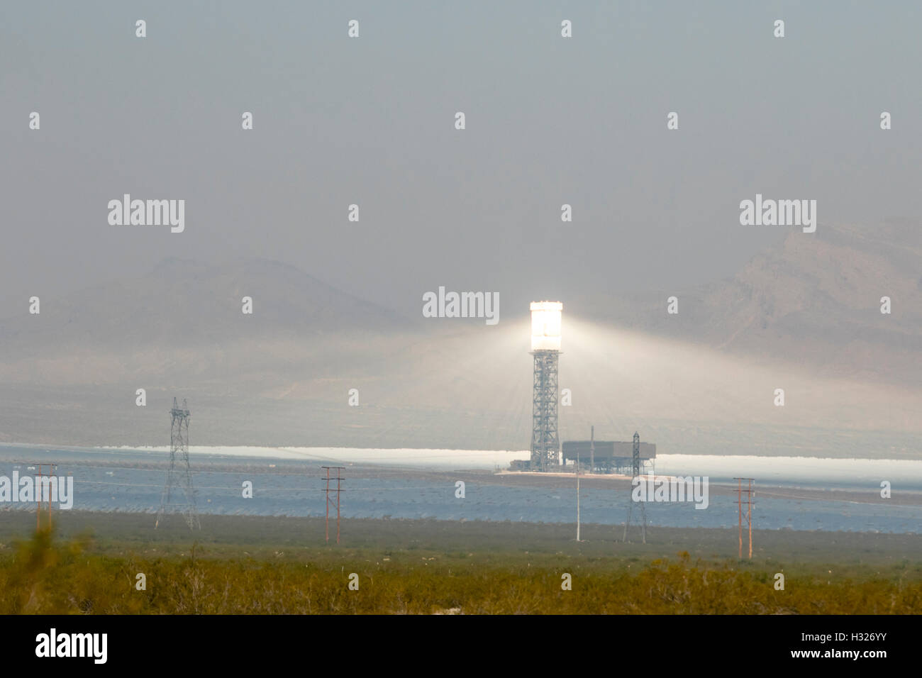 La ferme solaire Ivanpah fournissant l'énergie solaire à Stateline ferme solaire en Californie. Le projet d'énergie solaire Ivanpah, centrale solaire thermique à concentration. Banque D'Images