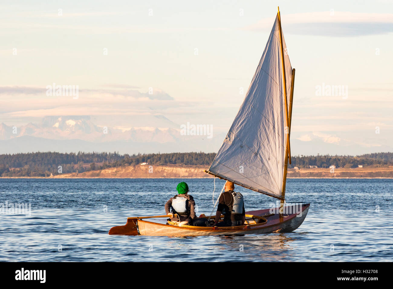 Voilier voile, bateau en bois, avec sprit rig la voile sur la baie de Port Townsend, Puget Sound avec le Mont Baker en arrière-plan. Banque D'Images