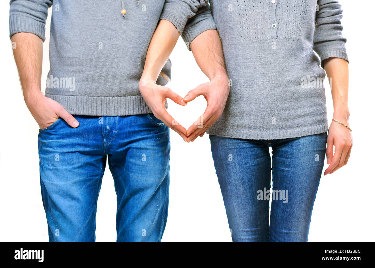Valentine couple in love montrant coeur avec leurs doigts Banque D'Images