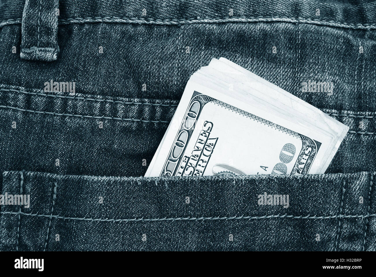 Beaucoup de dollars dans une poche de jeans. Banque D'Images