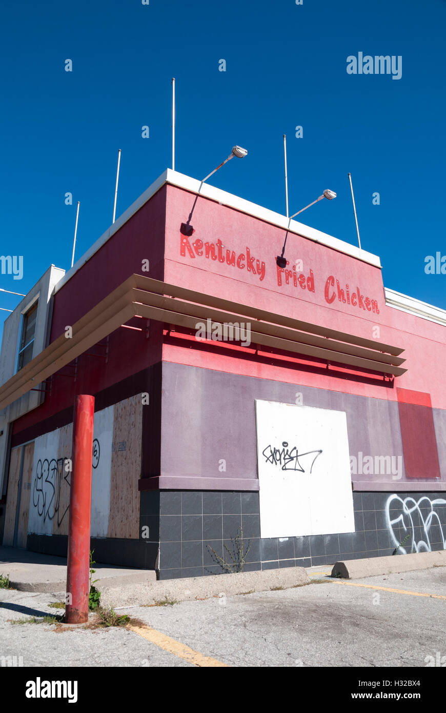 Un magasin KFC Kentucky Fried Chicken fermé à Toronto. L'entreprise doit être relocalisée et son précieux lot du centre-ville vendu et réaffecté pour le logement. Banque D'Images