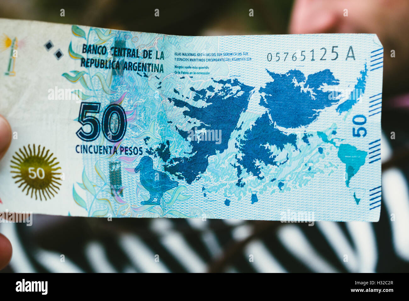Monnaie de l'Argentine. Cinquante pesos note avec une illustration de l'Islas Malvinas ou les îles Faulkland Banque D'Images