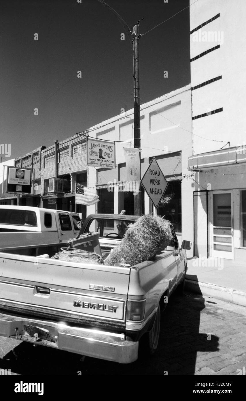 Les camions stationnés le long de la rue principale de la ville (Numériser à partir d'un b&w négatif) Circa 1998 Banque D'Images