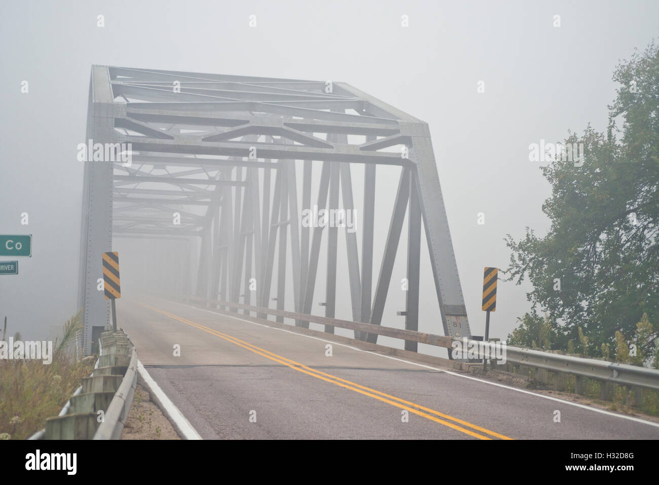 Pont en acier sur la rivière Wisconsin dans le brouillard. Banque D'Images