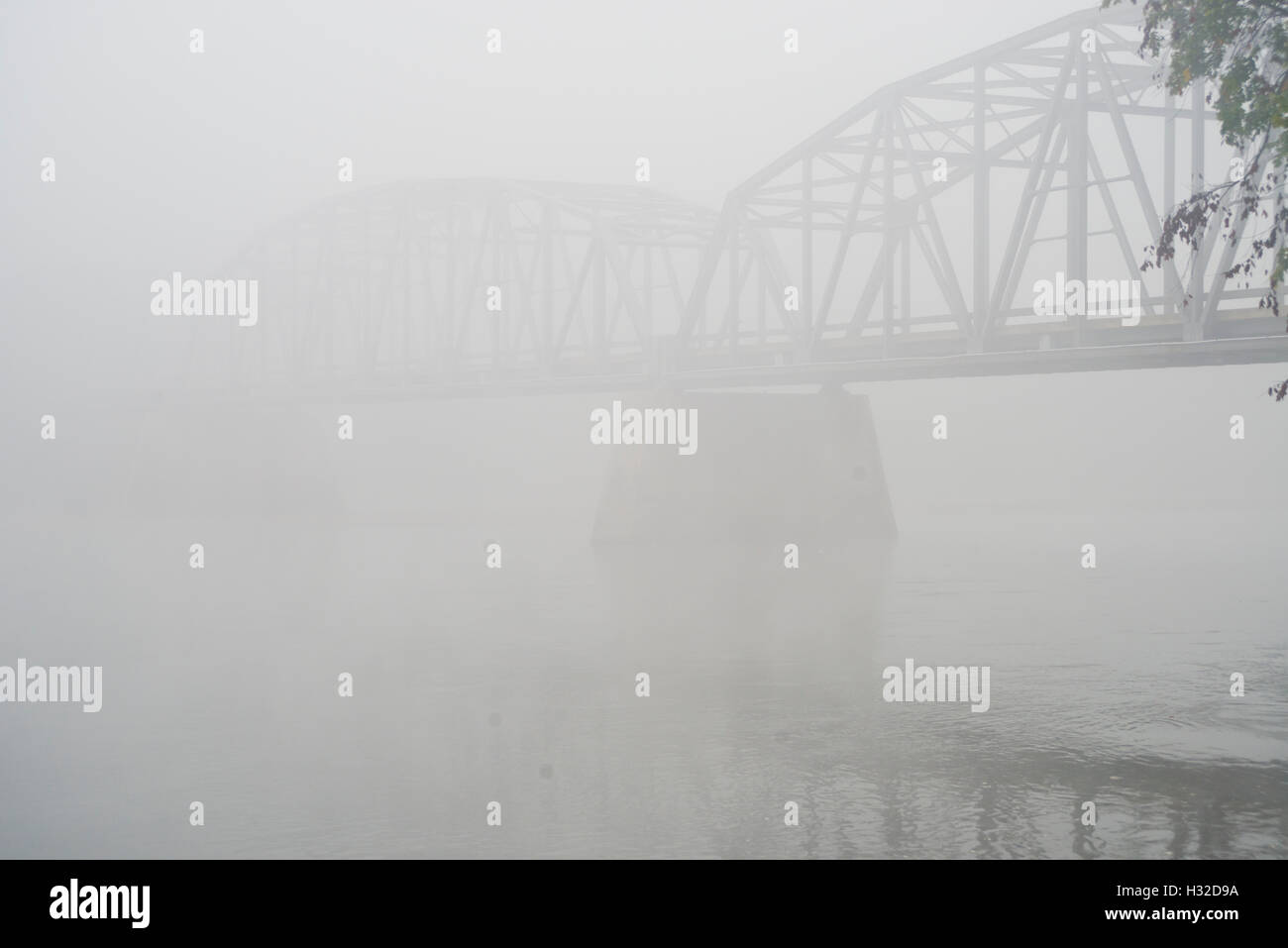 Pont sur la rivière Wisconsin dans le brouillard. Banque D'Images