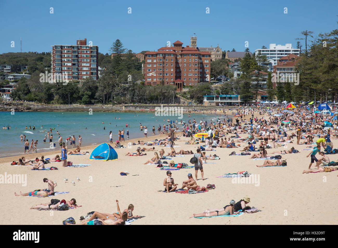 Occupé et encombré Plage de Manly au printemps,Sydney, Australie Banque D'Images