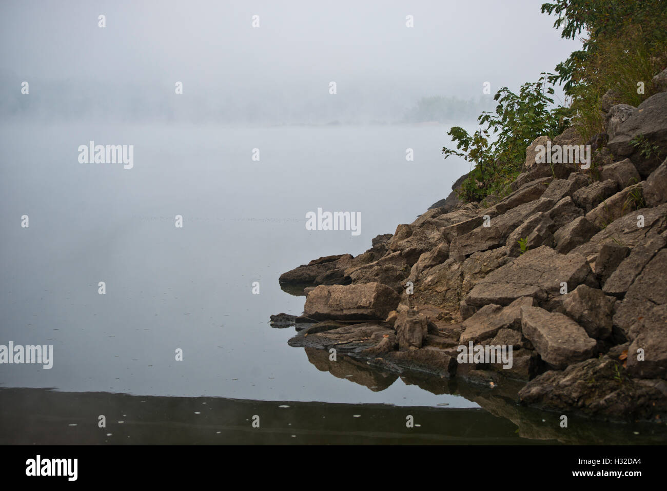 Rivage de la rivière Wisconsin dans le brouillard. Banque D'Images
