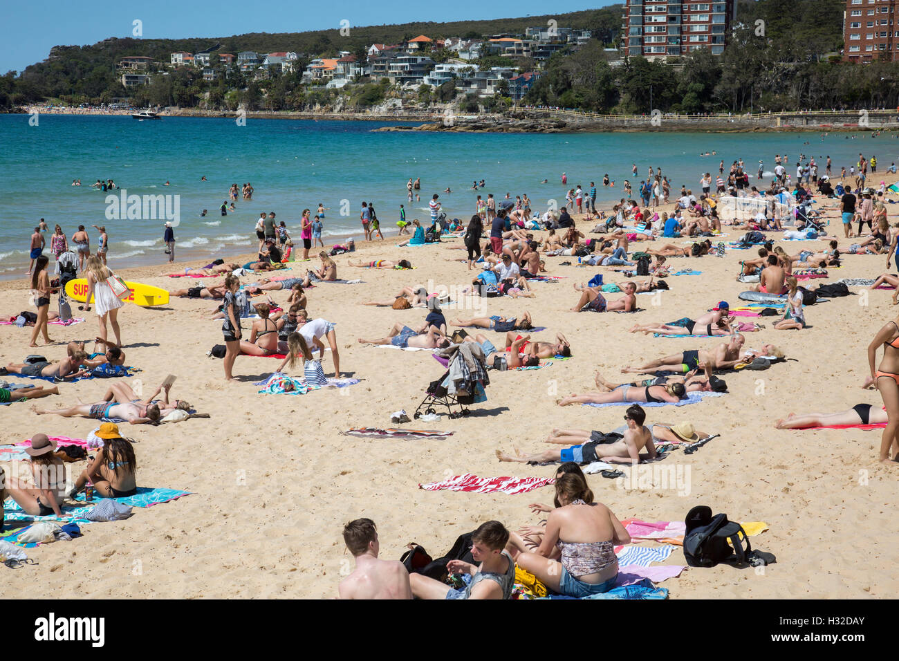 Occupé et encombré Plage de Manly au printemps,Sydney, Australie Banque D'Images