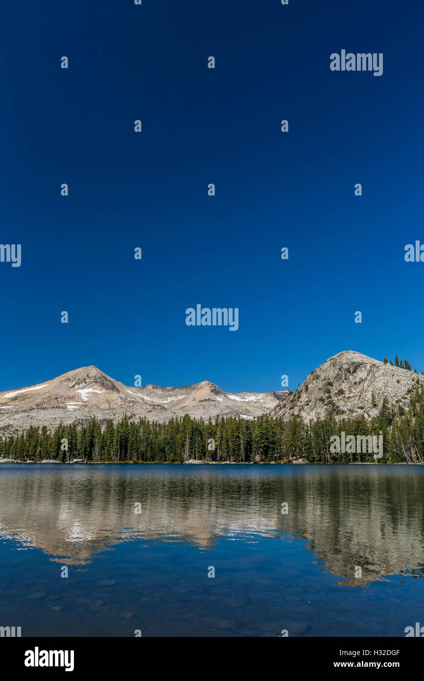 Lac des Bois avec Pyramid Peak et la gamme de cristal dans la Désolation Désert, Eldorado National Forest, Californie, Etats-Unis Banque D'Images