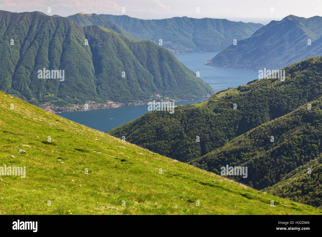 Vue sur le Lac de Como brach de Rifugio Venini, Monte Galbiga, Lombardie, Italie. Banque D'Images