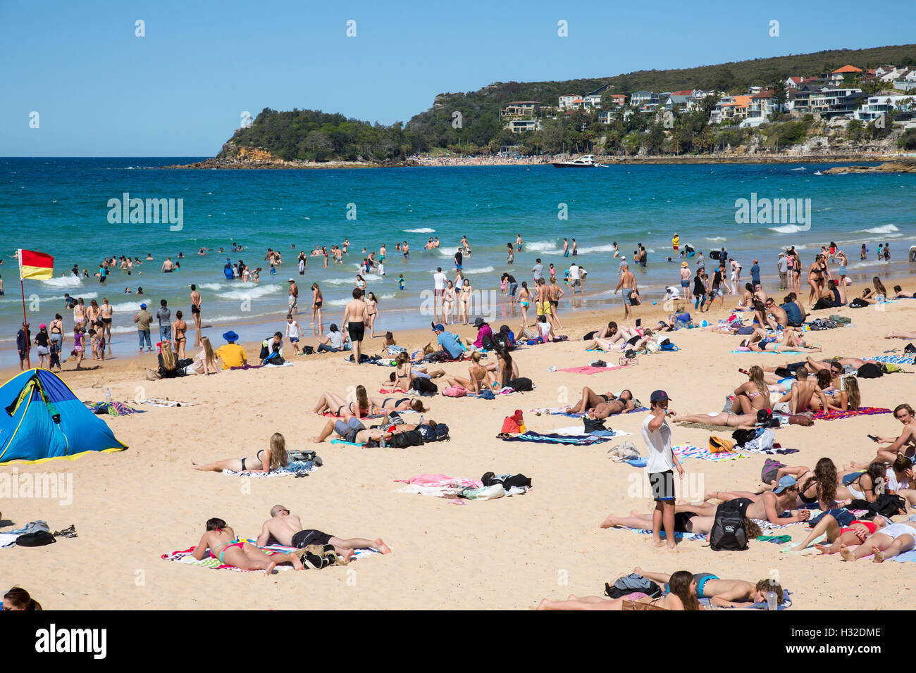 Manly Beach, Sydney, sur une longue journée de printemps avec les gens se détendre et bronzer, Australie Banque D'Images