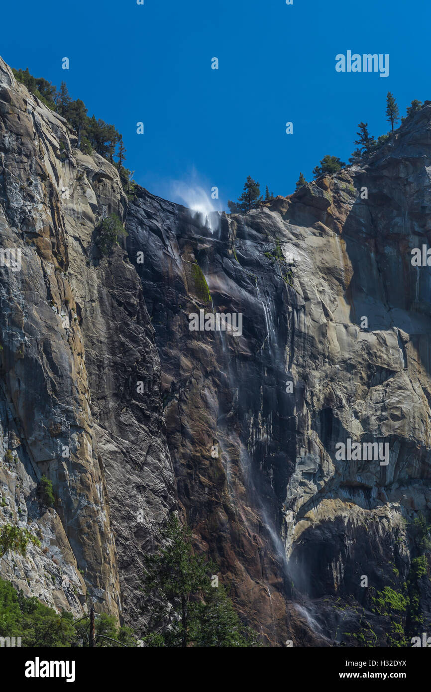 Le vent souffle haut de Bridalveil Fall, vu de la vallée Yosemite dans Yosemite National Park, California, USA Banque D'Images