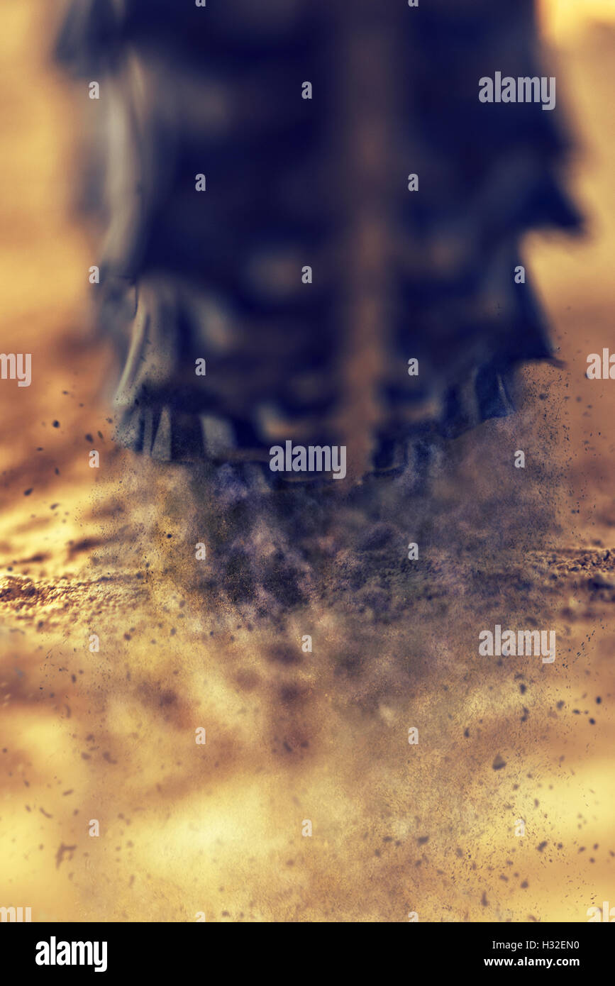 Roue de vélo de montagne close up avec de la terre de particules de poussière, MTB vélo par Sandy Ground Banque D'Images