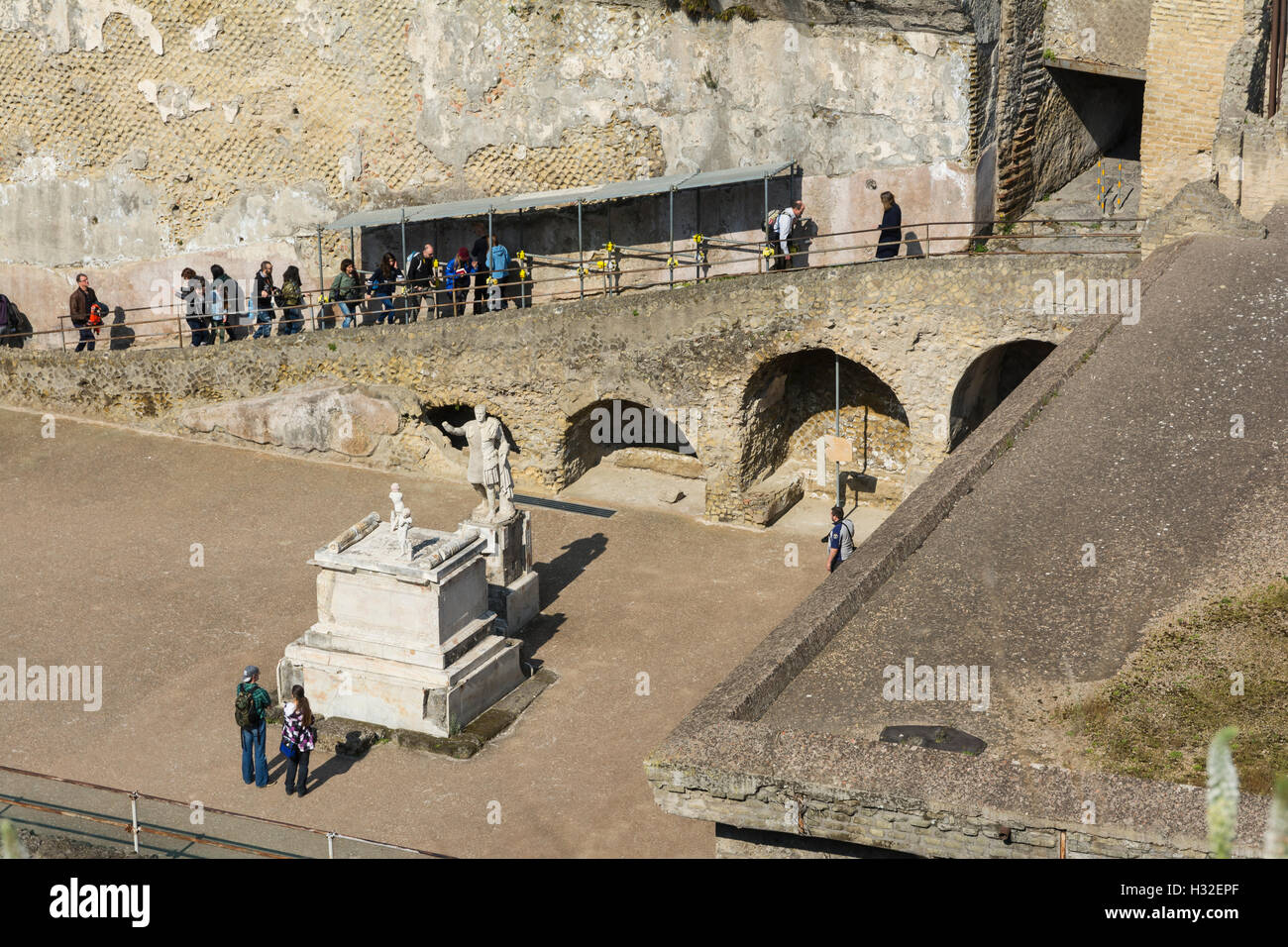 Ercolano, Italie - Mars 26, 2016 : visite du site archéologique d'Herculanum, près de Naples au cours d'une journée d'été. Banque D'Images