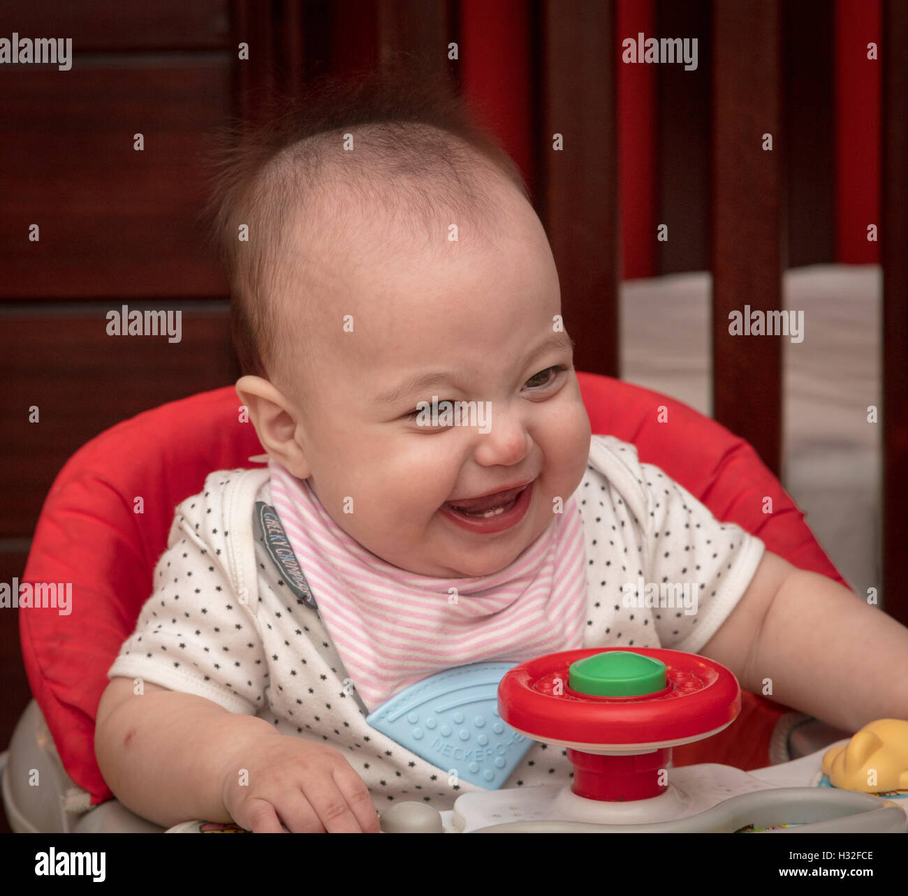 Bébé rire dans Walker Banque D'Images