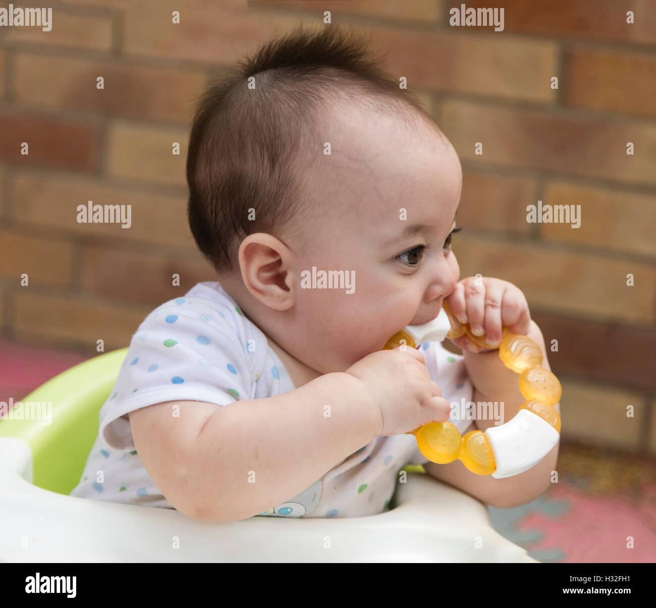 Bébé jouant avec chew toy Banque D'Images