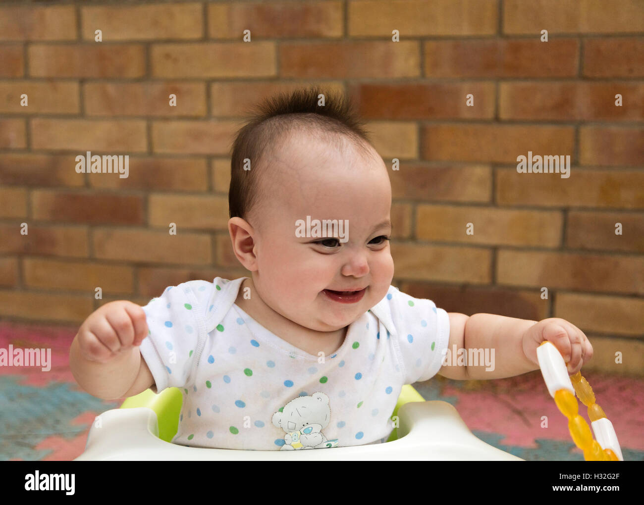 Bébé jouant avec chew toy Banque D'Images