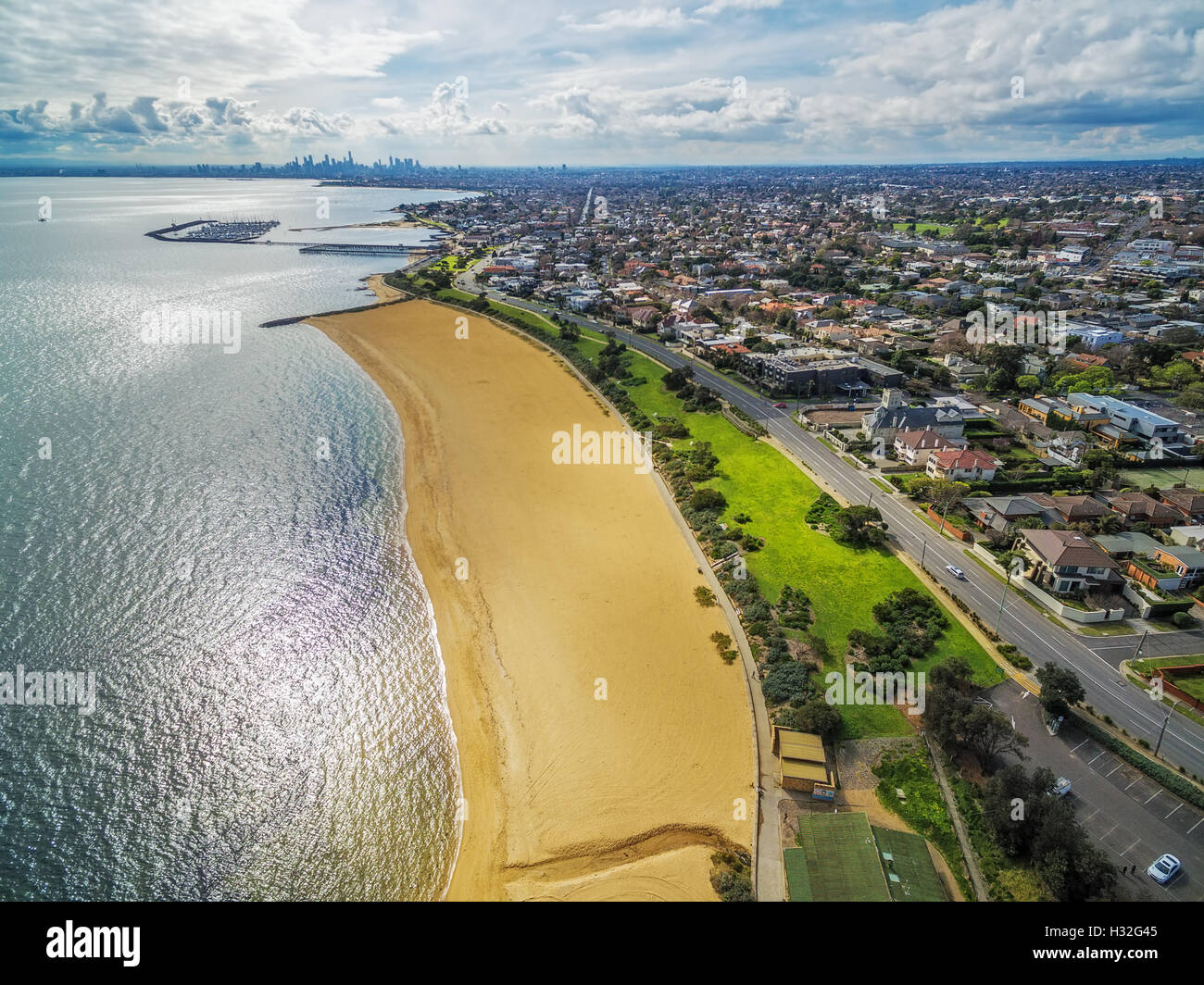 Vue aérienne de la plage de Brighton littoral avec Melbourne CBD de gratte-ciel dans la distance Banque D'Images