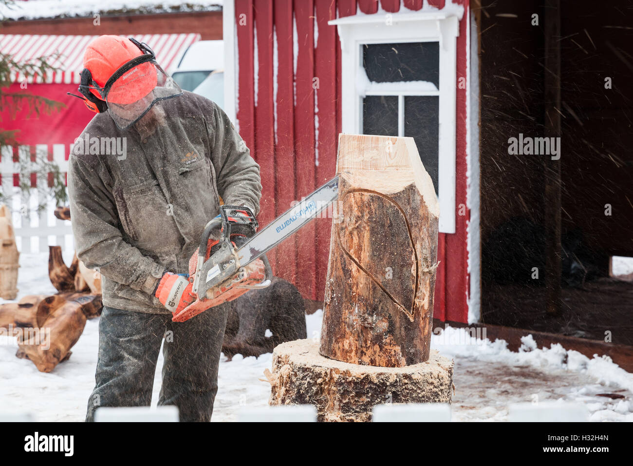 Hamina, Finlande - le 13 décembre 2014 : avec un sculpteur finlandais tronçonneuse produit sculpture en bois Banque D'Images
