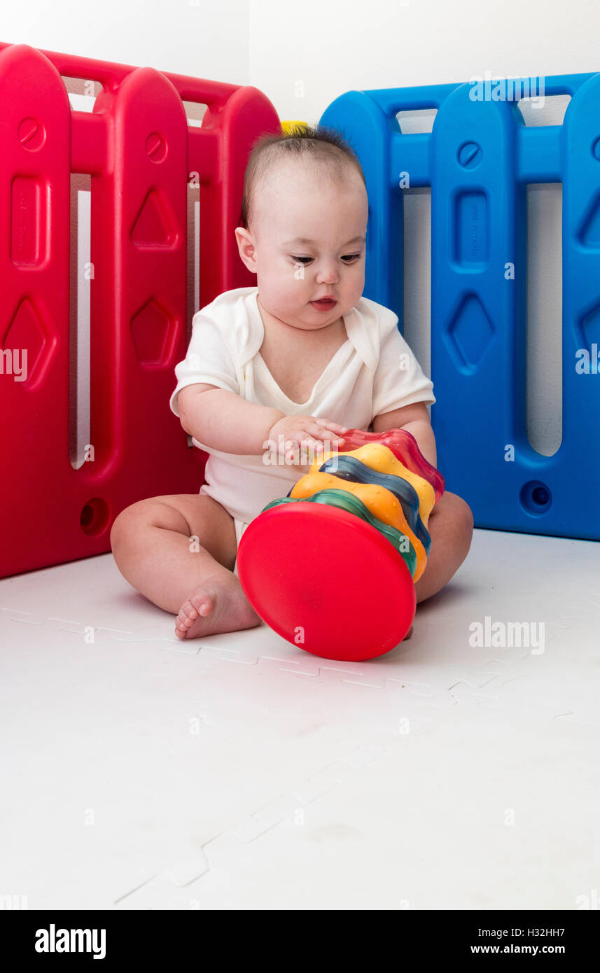 Bébé jouant avec l'anneau d'empilage toy Banque D'Images