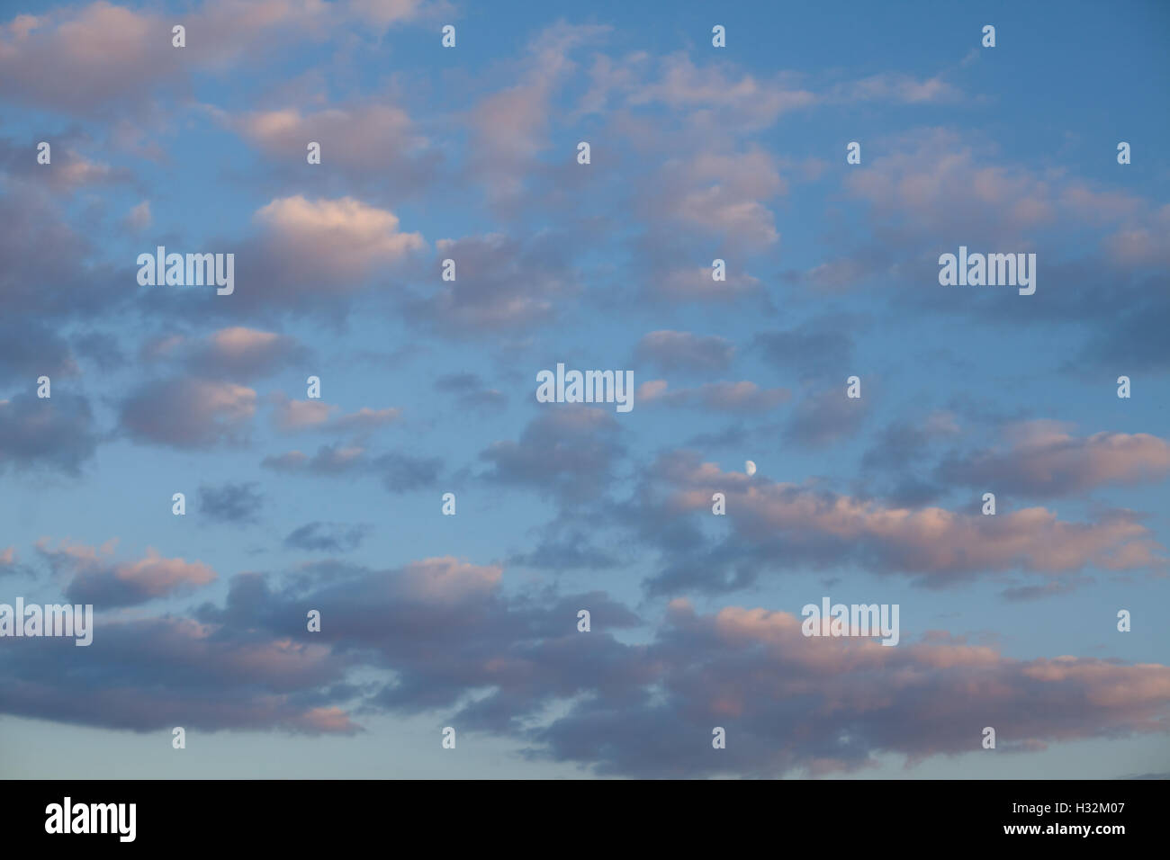 Ciel bleu avec des nuages Banque D'Images